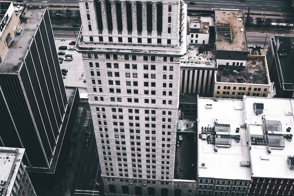 Fotografia aerea di edifici in cemento grigio