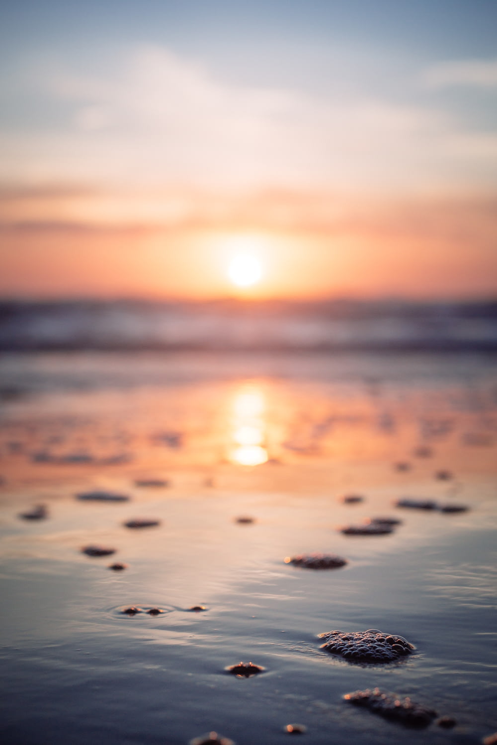 Reflexion des Sonnenuntergangs am Strand