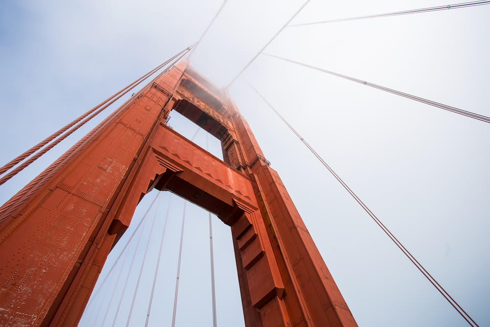 Golden Gate Bridge, São Francisco Califórnia em fotografia de baixo ângulo