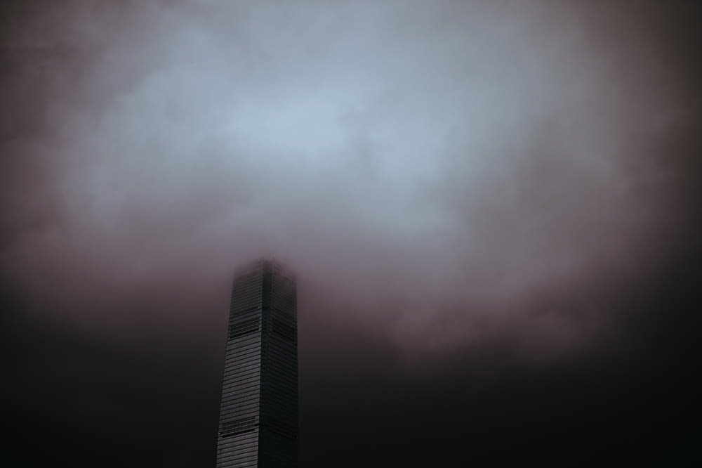회색 하늘 아래 고층 건물