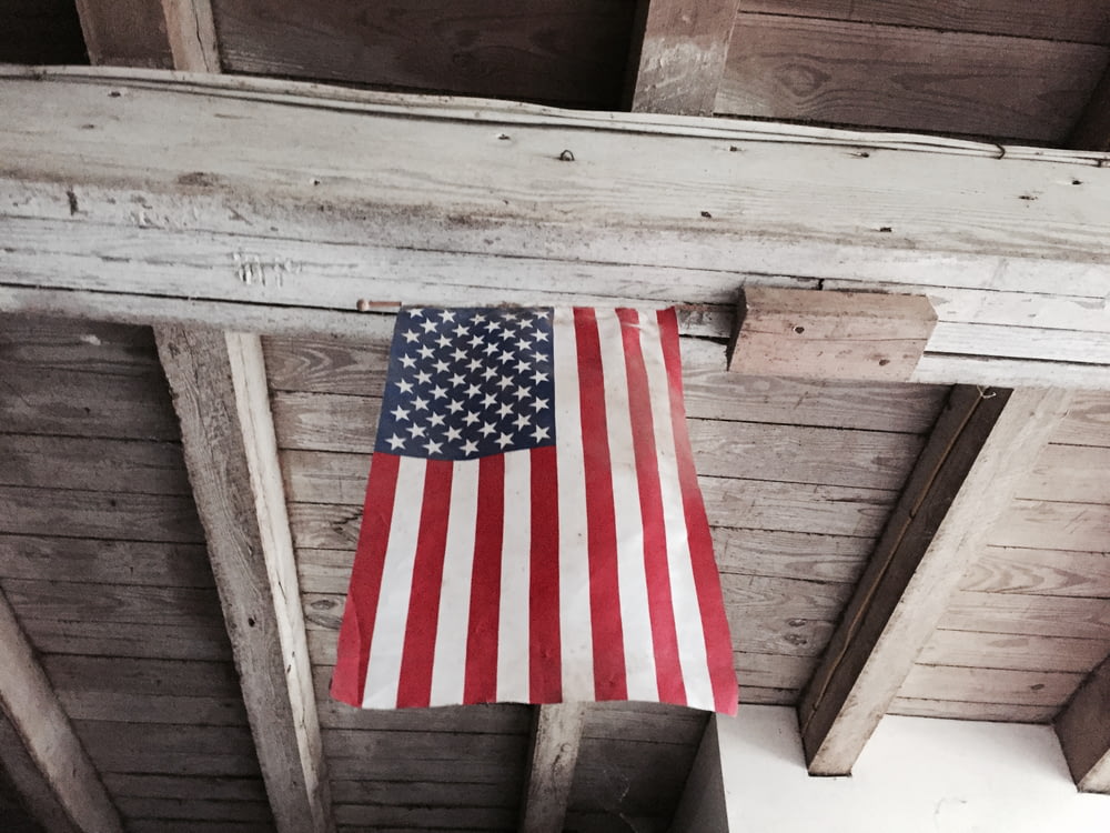 US-amerikanische Flagge hängt an der Decke