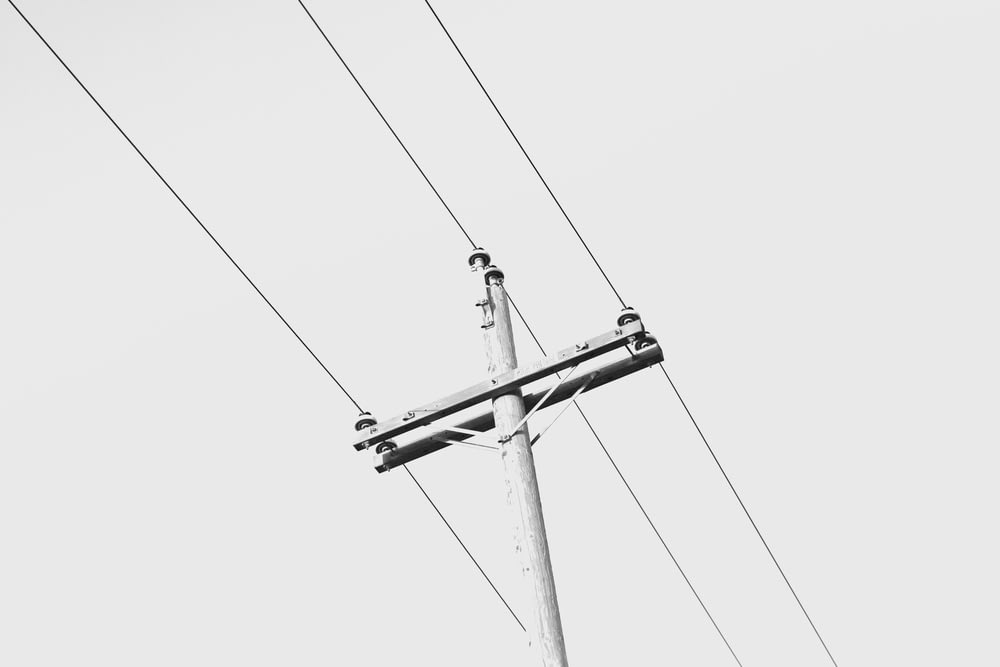Fotografía de ángulo bajo de poste eléctrico gris