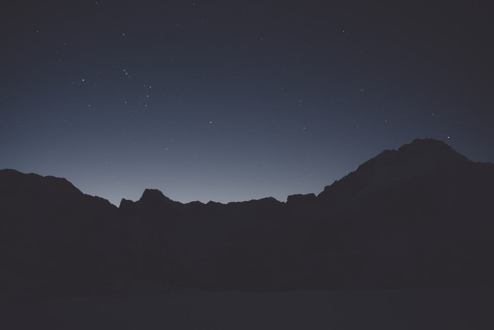 Silhouettenfoto von Bergen