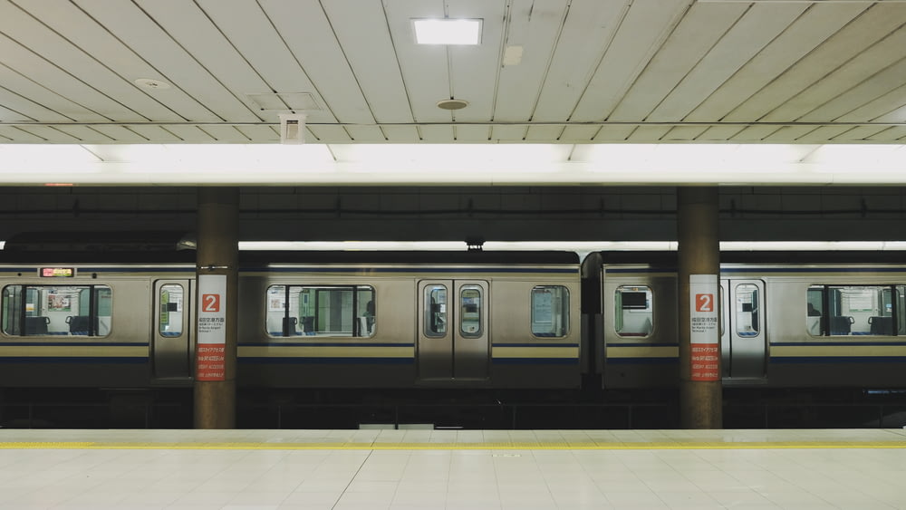 Tren gris en el metro