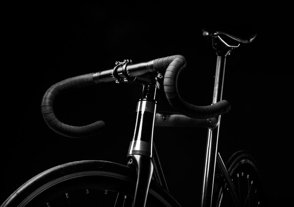 fotografia in scala di grigi della bicicletta da strada