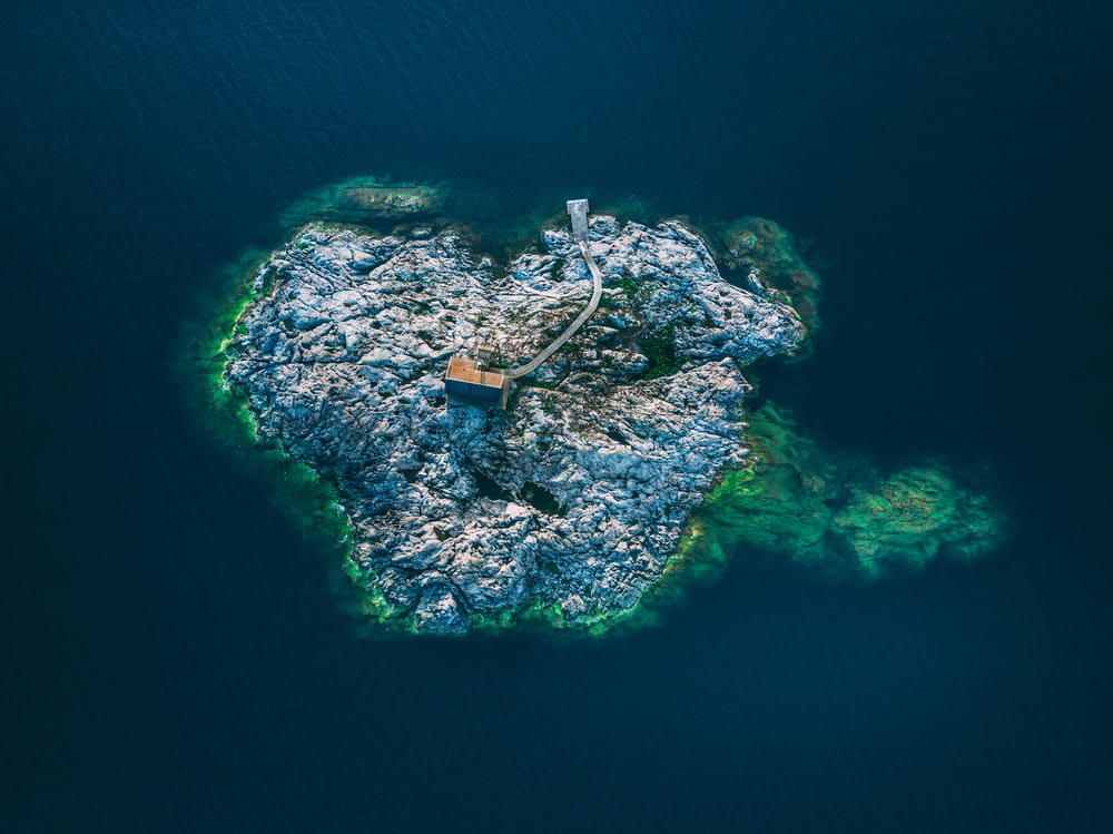 昼間の海に囲まれた島の空撮写真