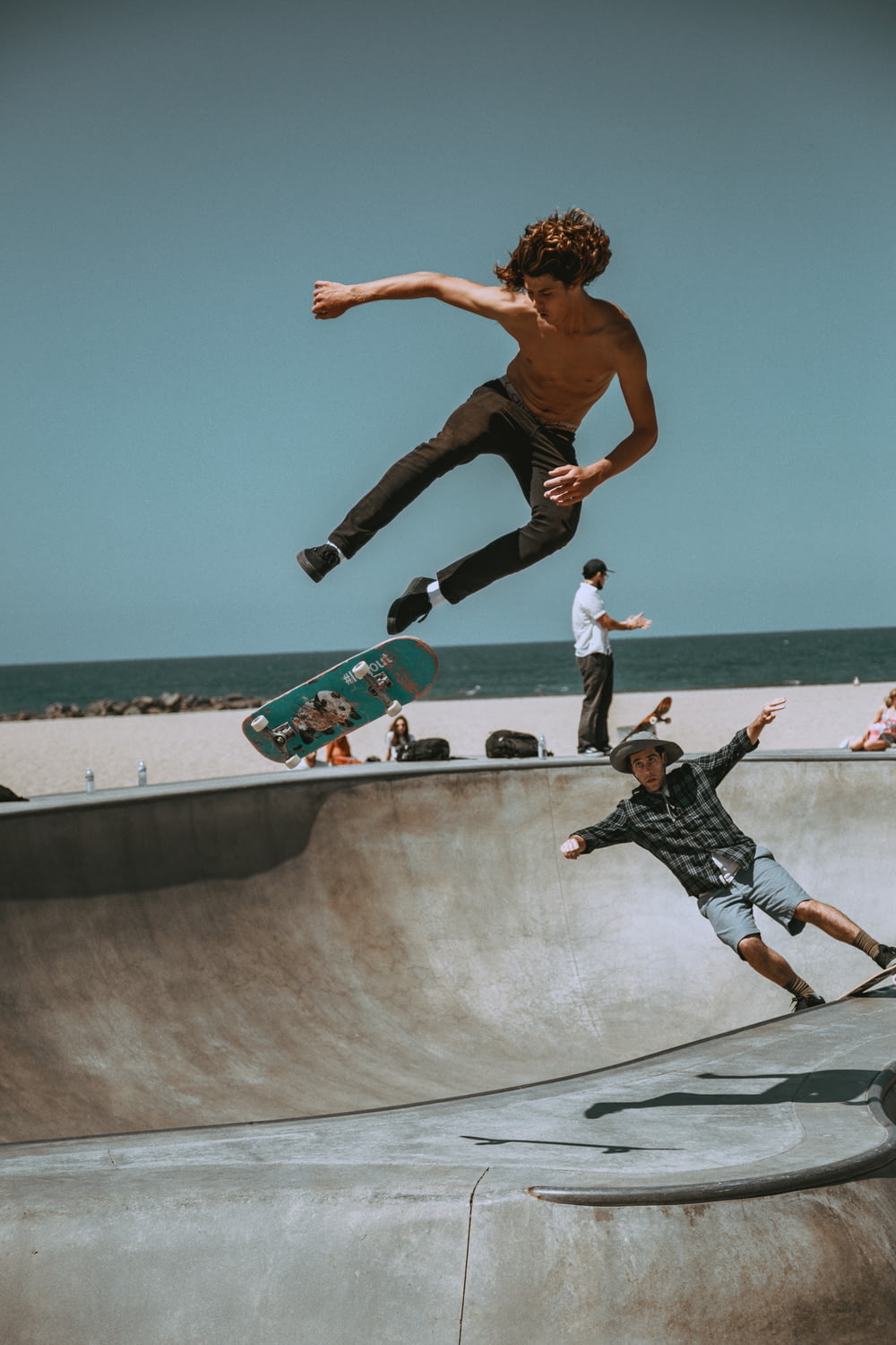 Zwei Männer skateboarden auf einer Bowl-Rampe