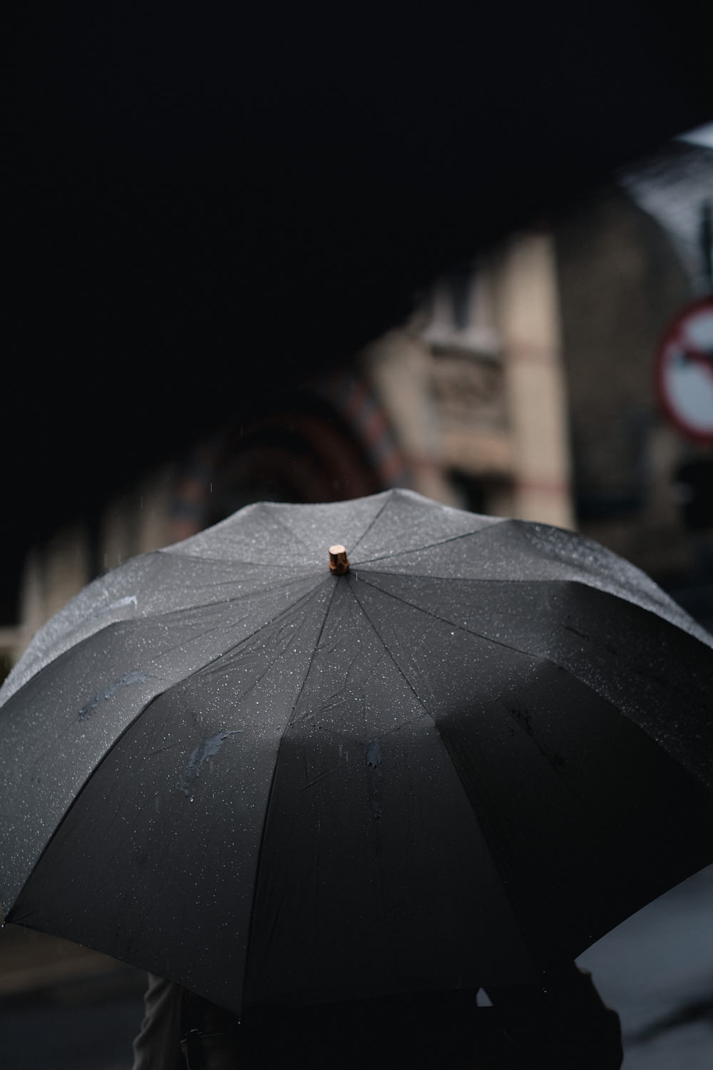 persona sotto ombrello nero