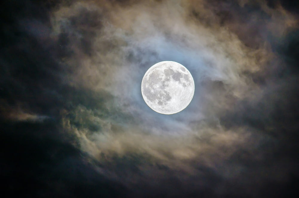 Luna piena e nuvole grigie durante la notte