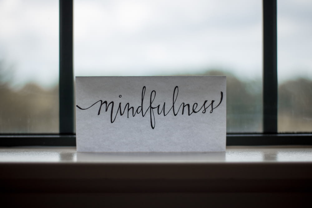 carta stampata mindfulness vicino alla finestra