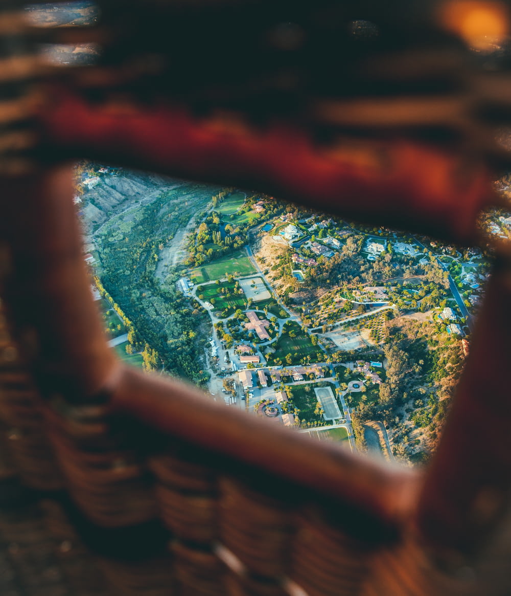 uma vista aérea de uma cidade a partir de uma cesta