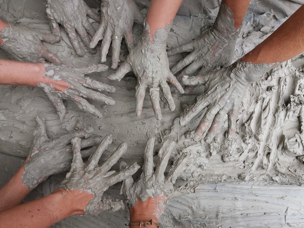 灰色の泥に人の手