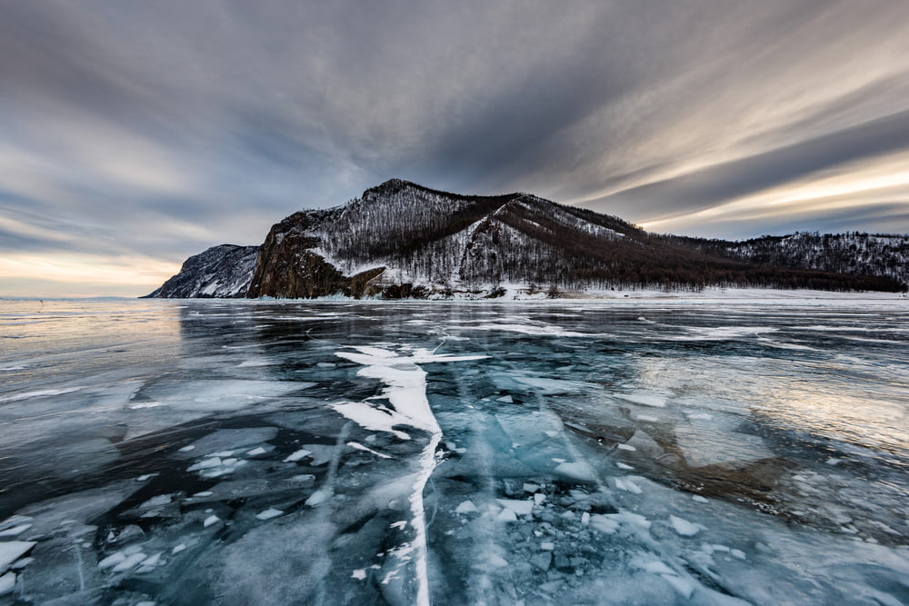 Schmelzendes Eis auf dem Wasser in der Nähe des Gray Mountain bei Tag