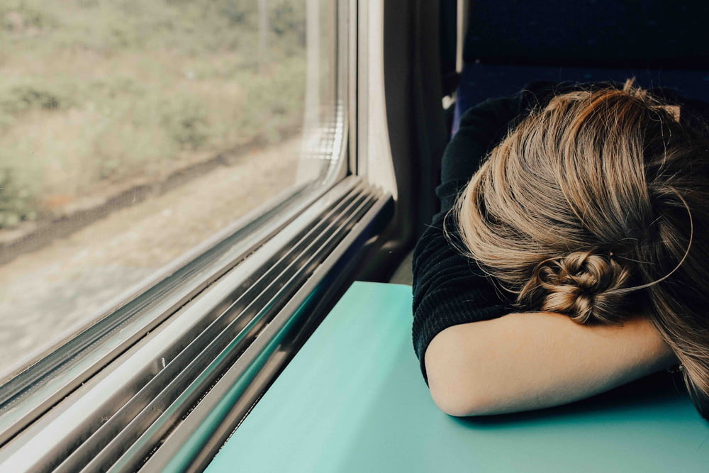 donna addormentata in treno durante il giorno