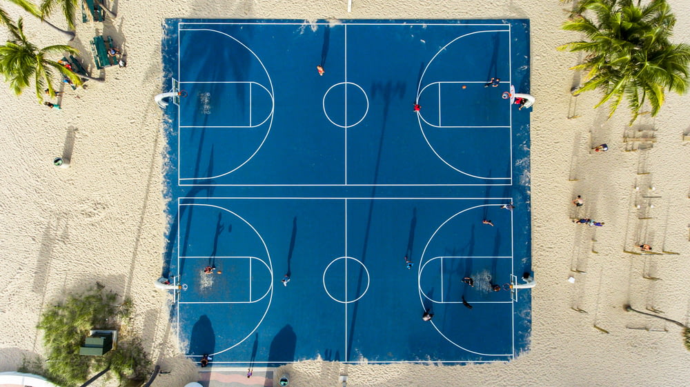 fotografia aérea de quadra de basquete
