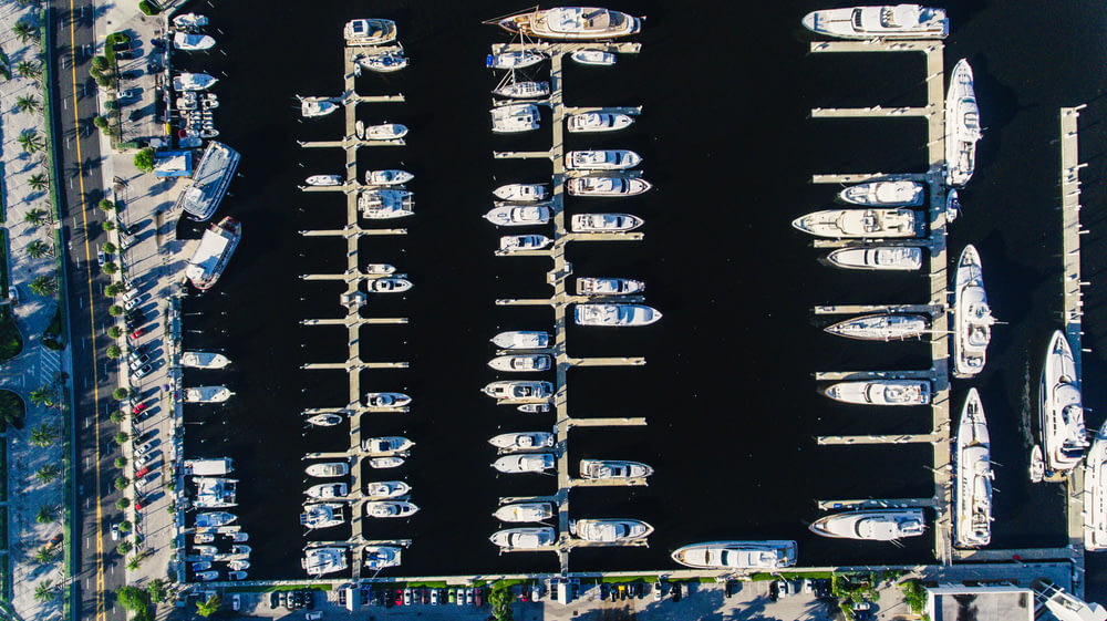 Fotografía de vista aérea del muelle de barcos