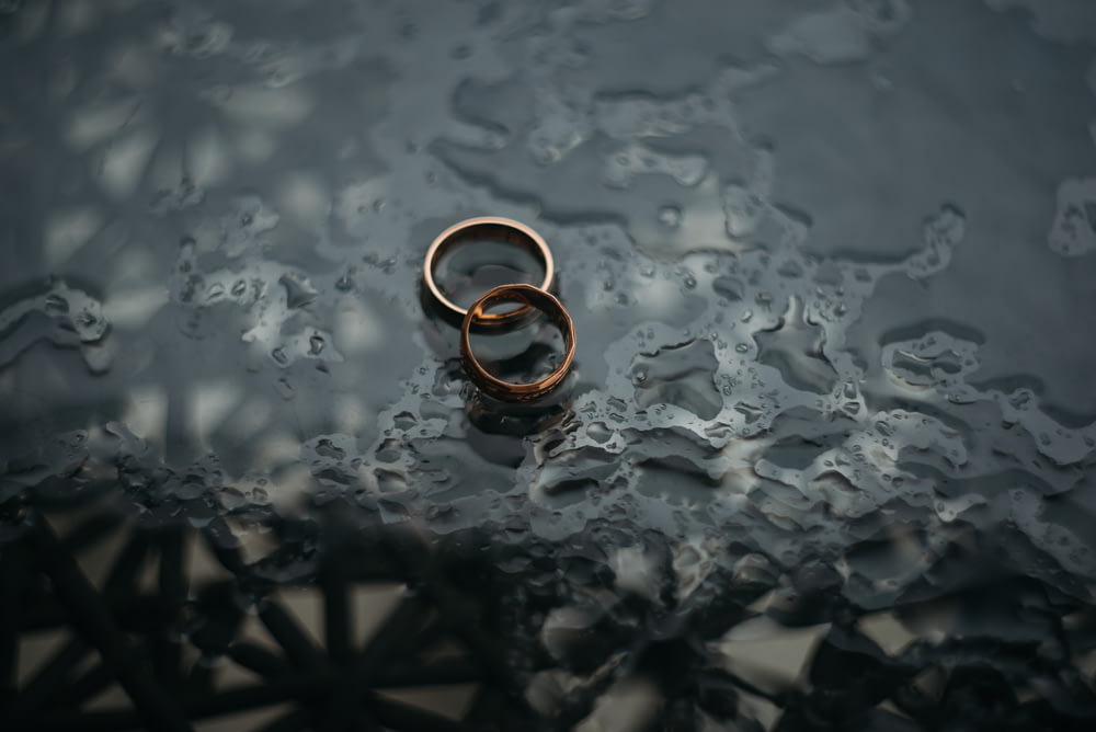 due anelli color bronzo