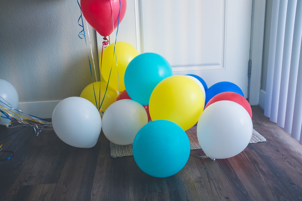 globos de colores variados en el suelo cerca de la puerta cerrada