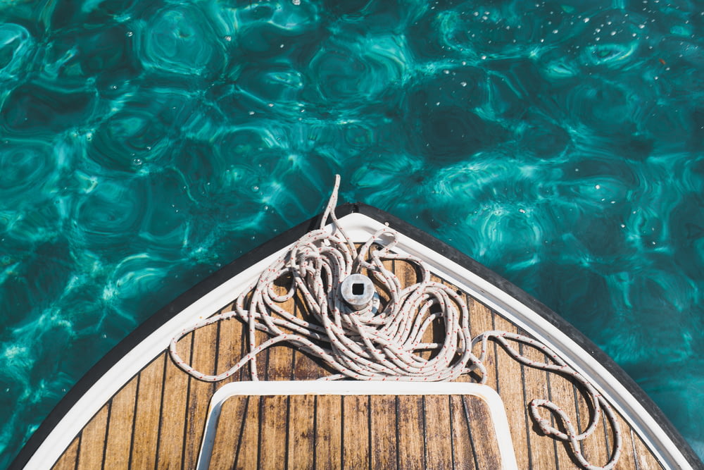 fotografia aerea di una barca marrone sullo specchio d'acqua