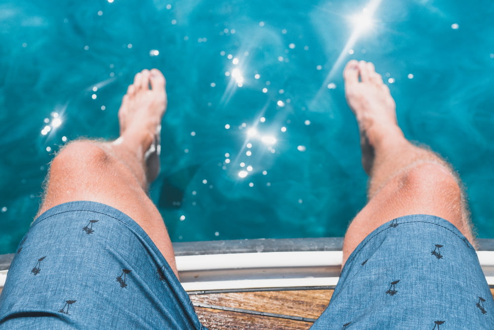 Luftaufnahmen von den Füßen einer Person auf dem Wasser
