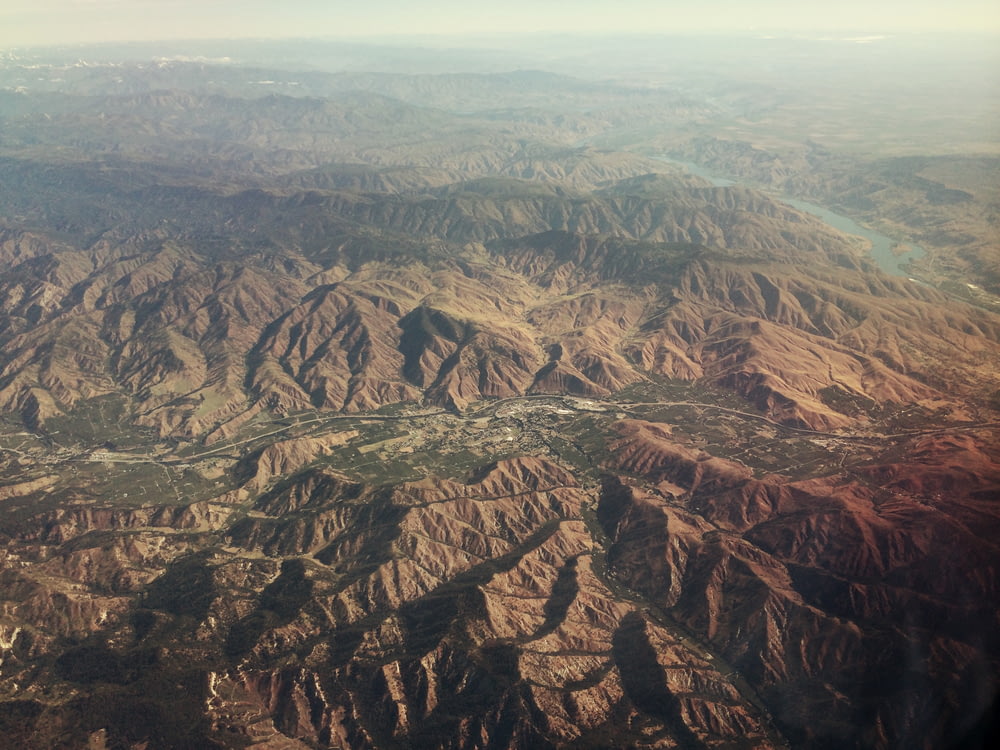 Photographie de vue aérienne des montagnes brunes pendant la journée