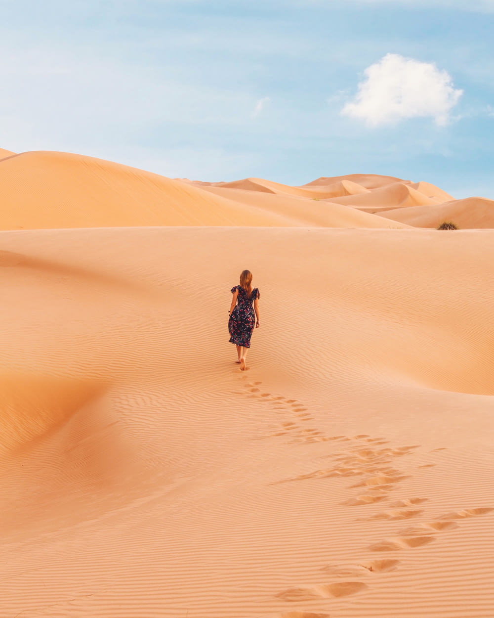 femme marchant dans le désert