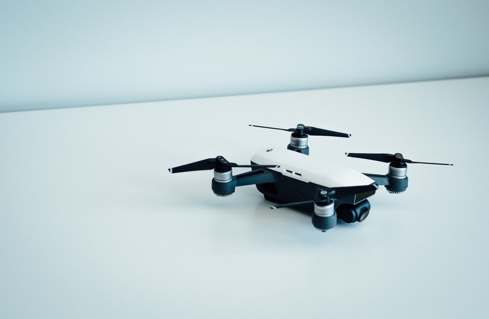 Dron cuadricóptero blanco y negro