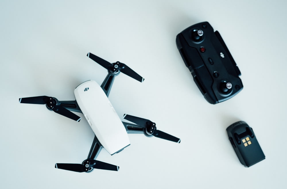 dron cuadricóptero blanco y negro sobre mesa blanca