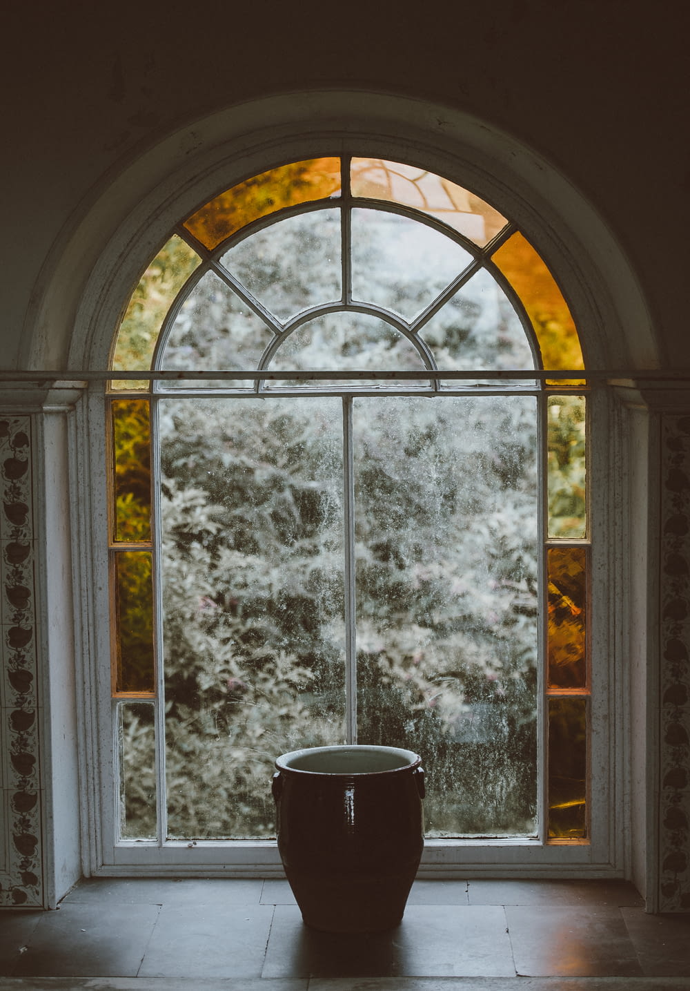 pot sur fenêtre en verre