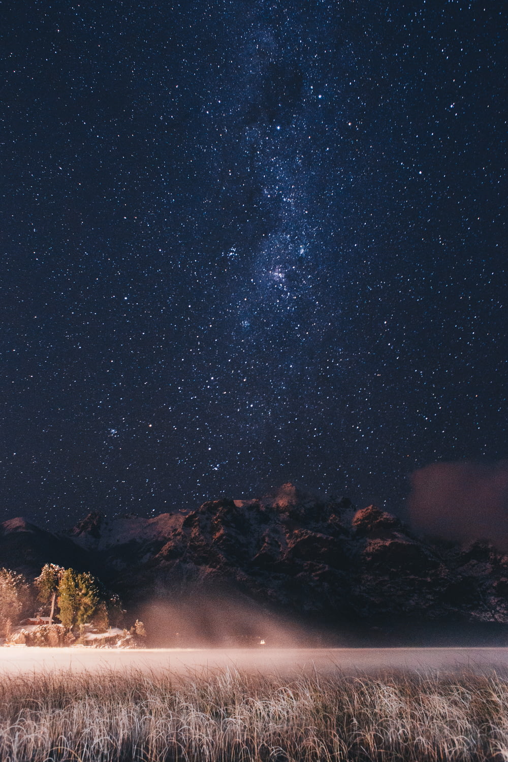 夜の星空の下の山の風景写真