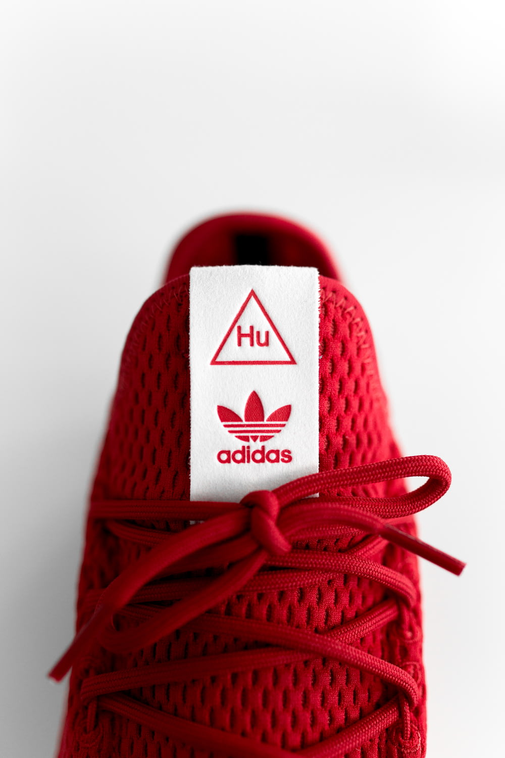 Sneaker adidas rossa spaiata