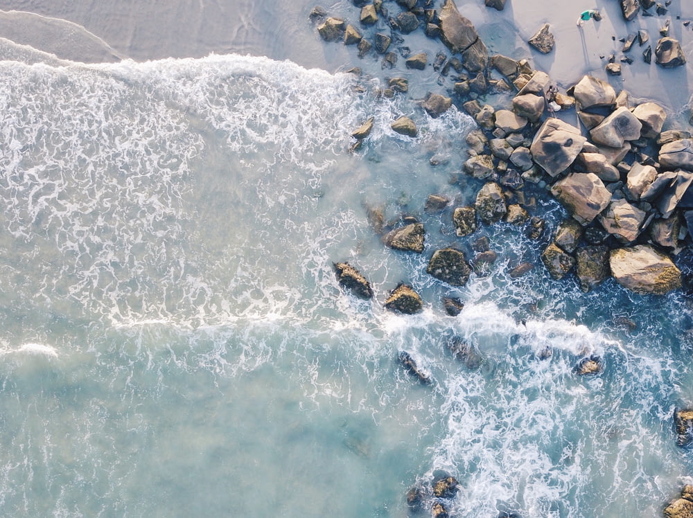 Luftaufnahme des Strandes mit Steinen