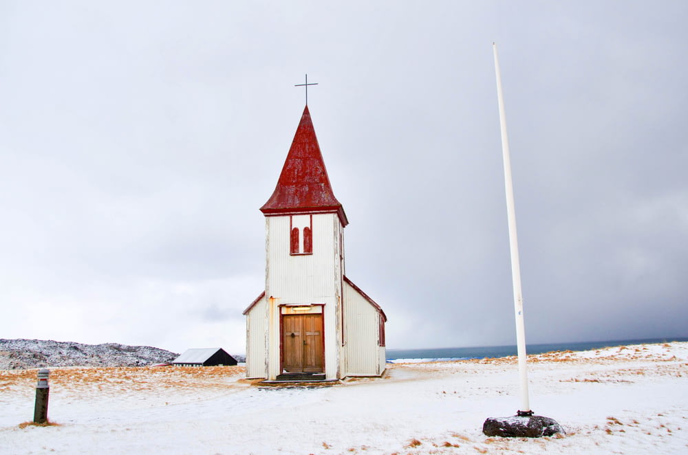 palo bianco vicino alla cappella bianca e rossa