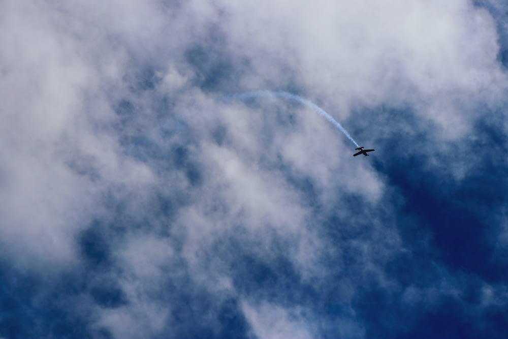 avión volando cerca de las nubes