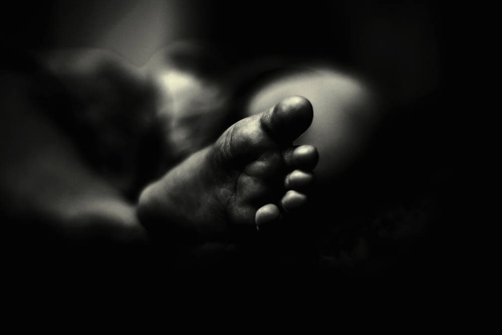 Graustufenfoto der Füße einer Person