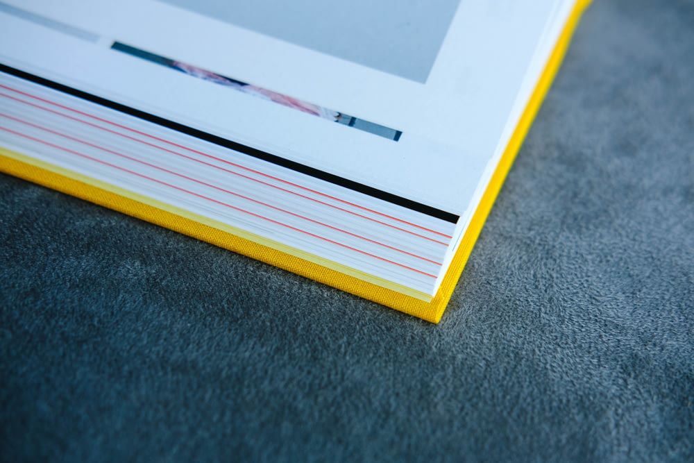 weiße Buchseite mit gelbem Einband