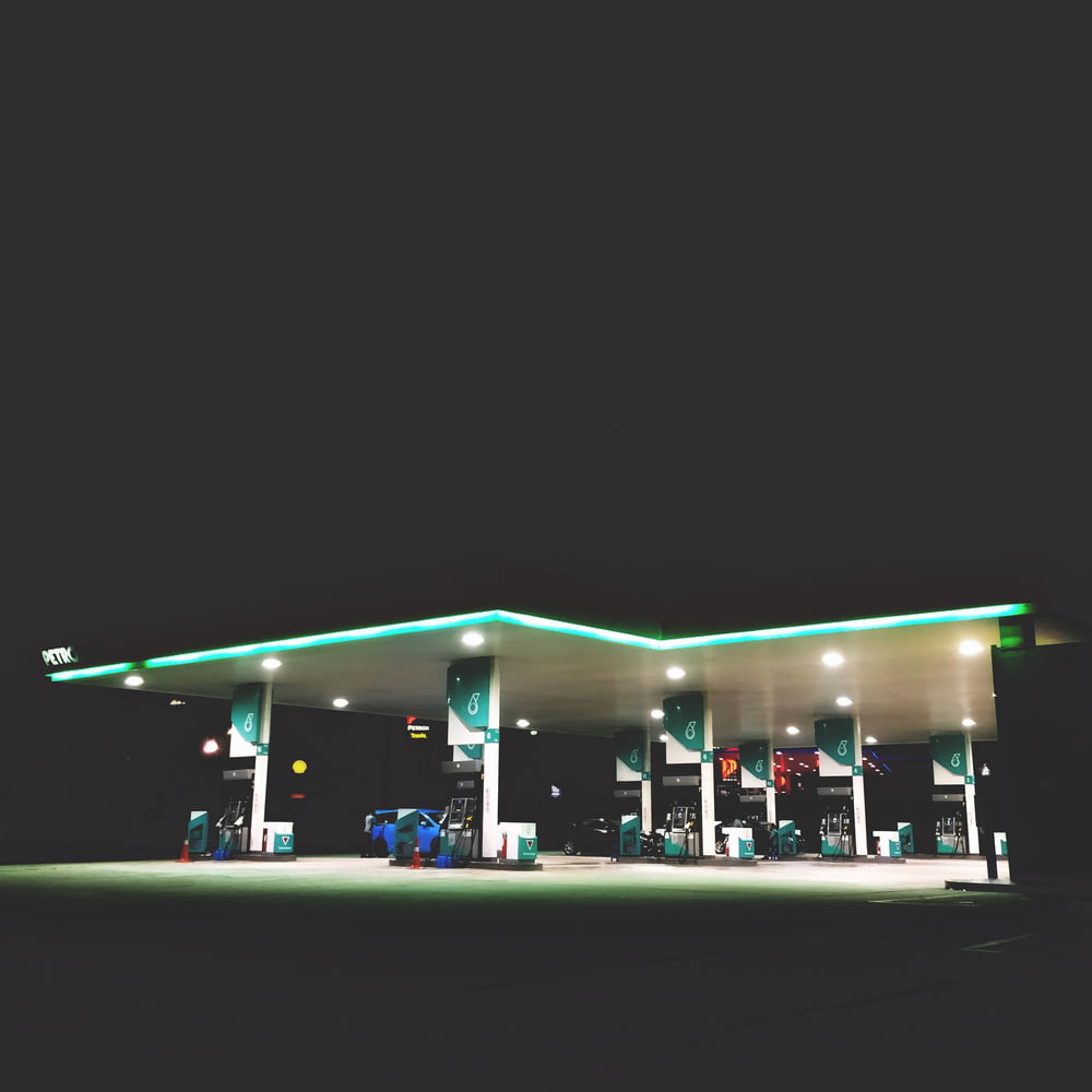 Tankstelle mit Licht