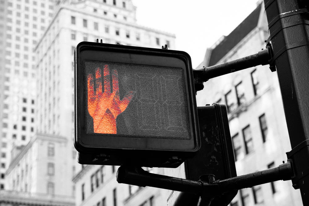 Nahaufnahme von Straßen-, Go- und Stop-Schildern mit Stopp