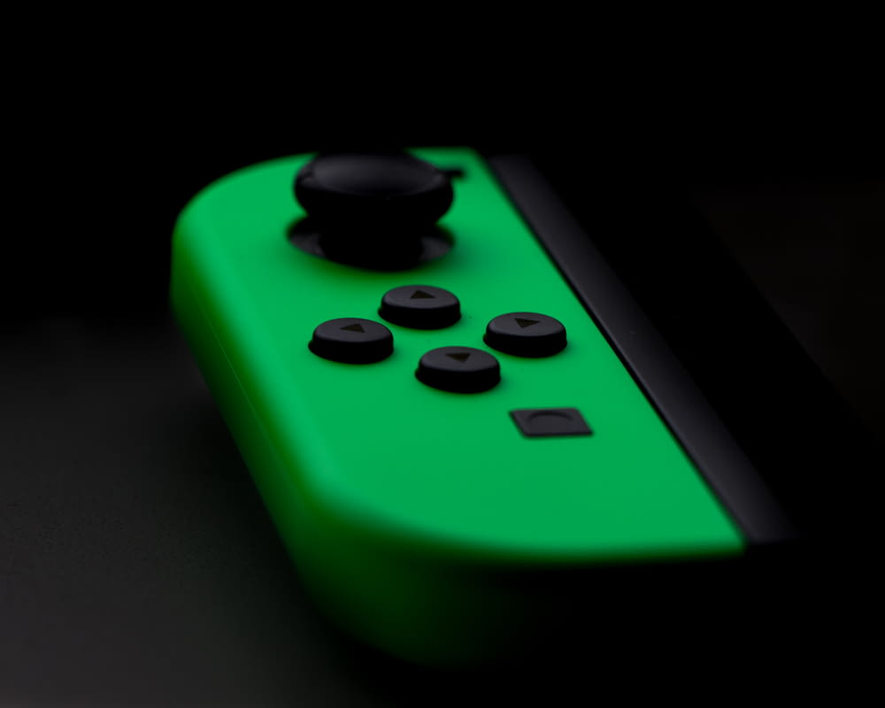 Fotografía en primer plano del mando verde neón de Nintendo Switch