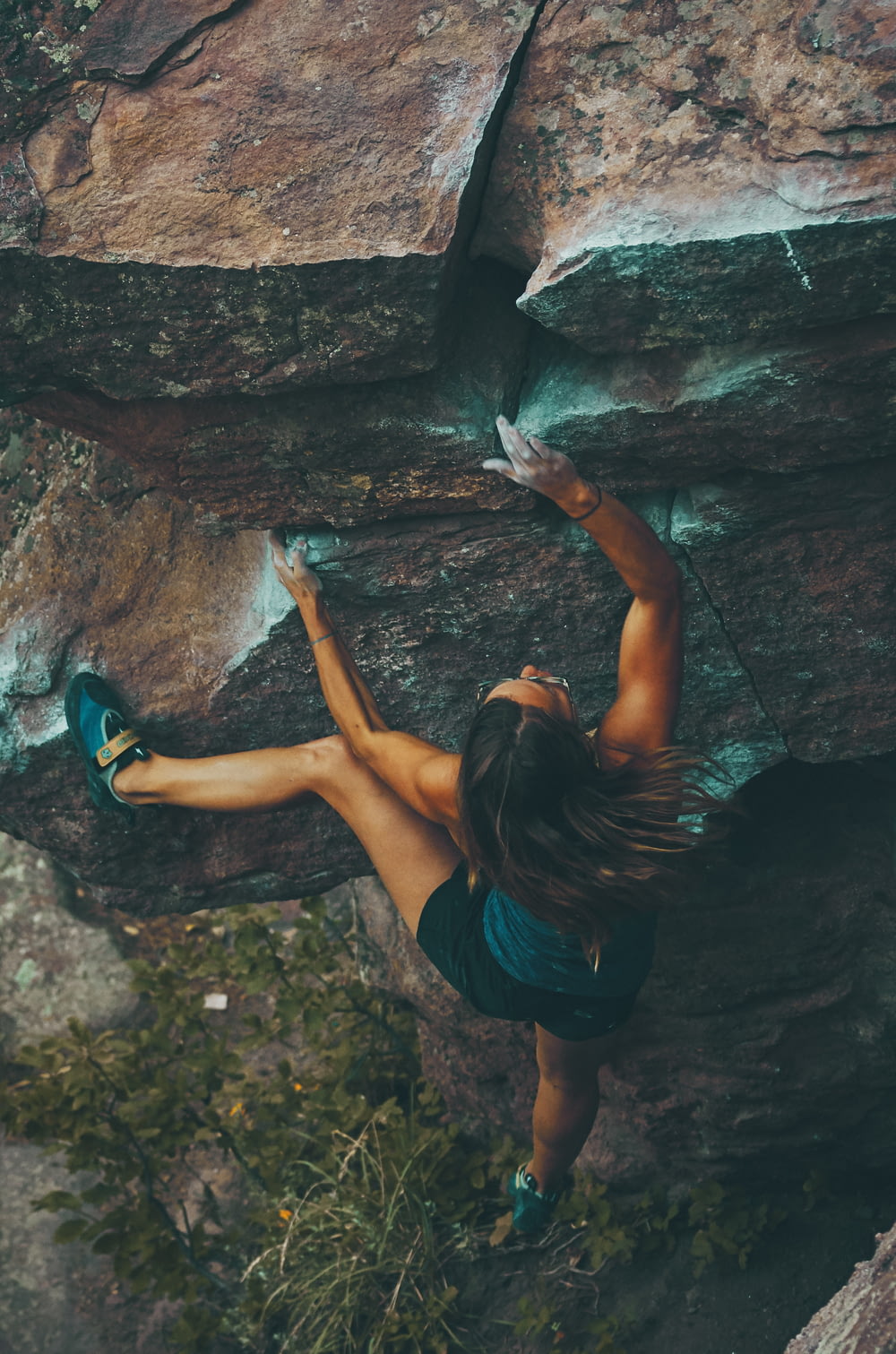Foto einer Frau, die einen Berg besteigt