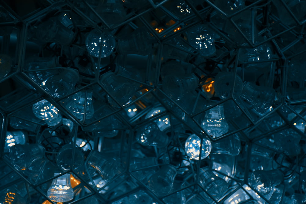 um close up de um monte de cubos de vidro