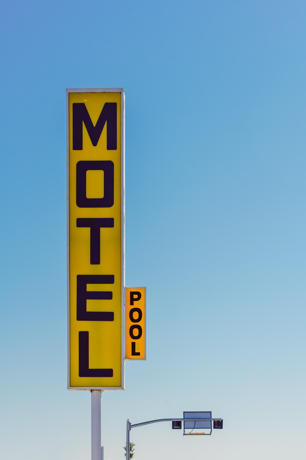 Signalétique jaune et noire du motel prise de jour