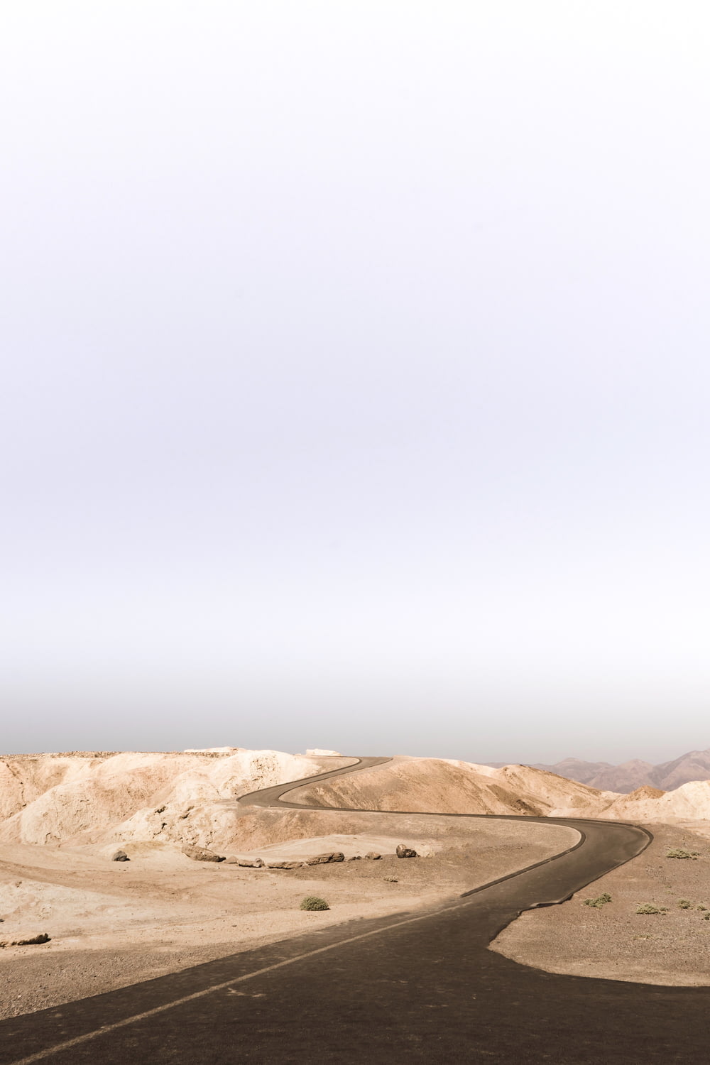 Route goudronnée grise dans le désert pendant la journée