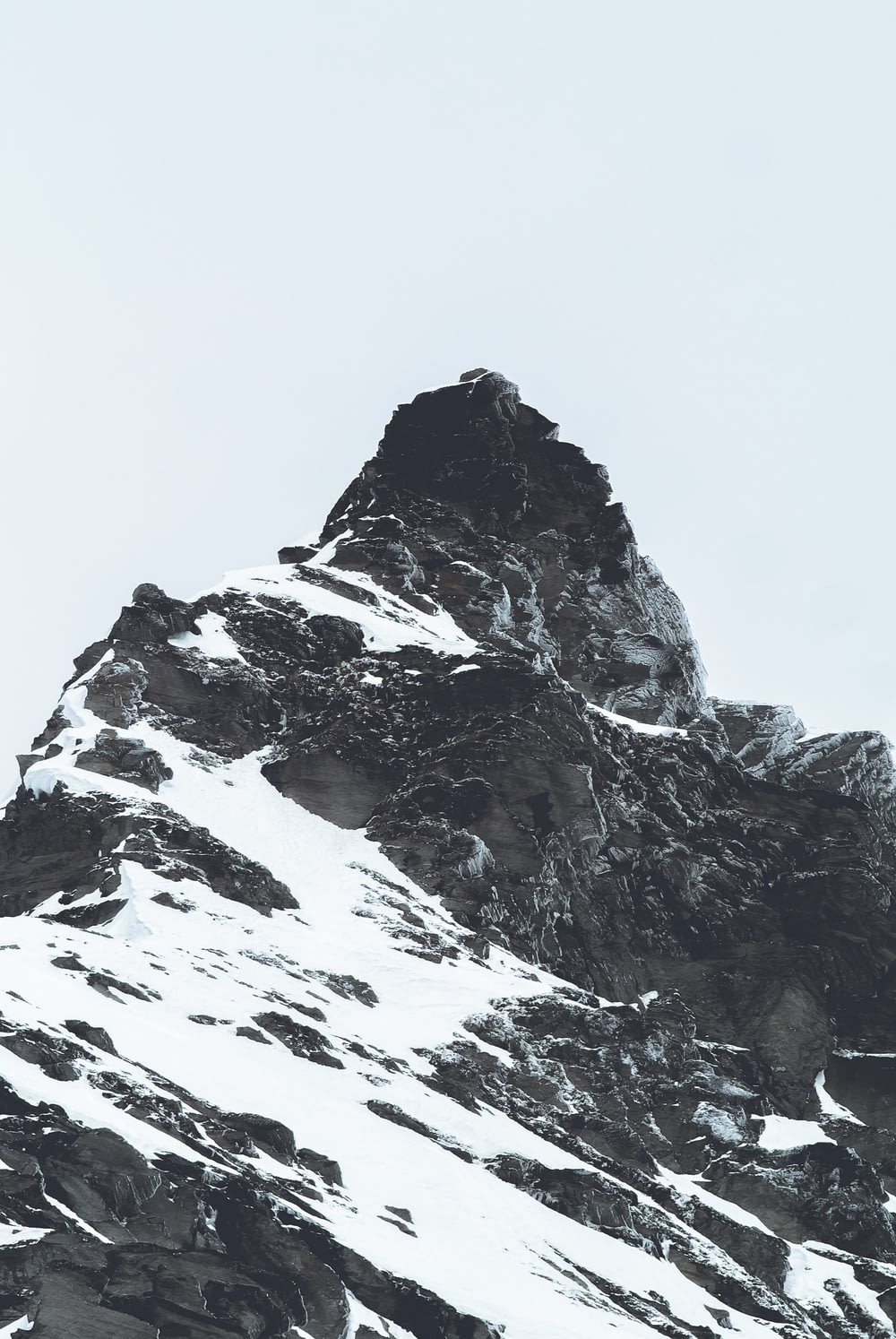 Foto en escala de grises de una montaña