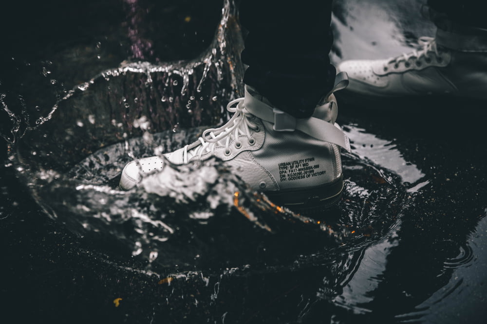 Photographie en niveaux de gris d’une personne debout sur l’eau