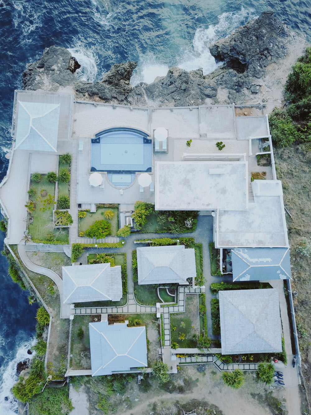 Luftaufnahme eines Hauses neben einem Gewässer