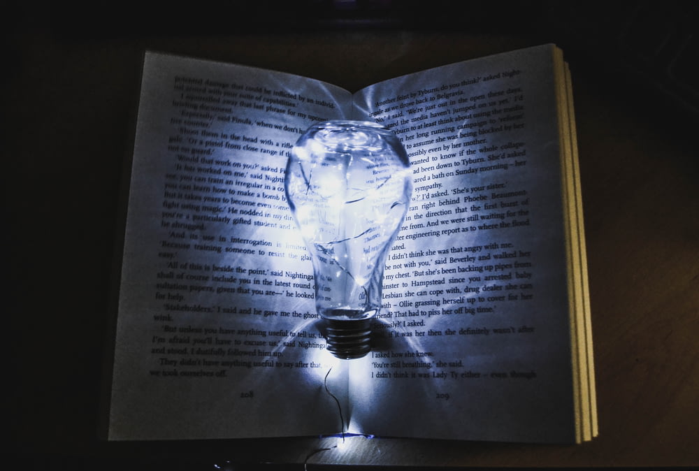 Ampoule avec guirlande lumineuse sur la page du livre