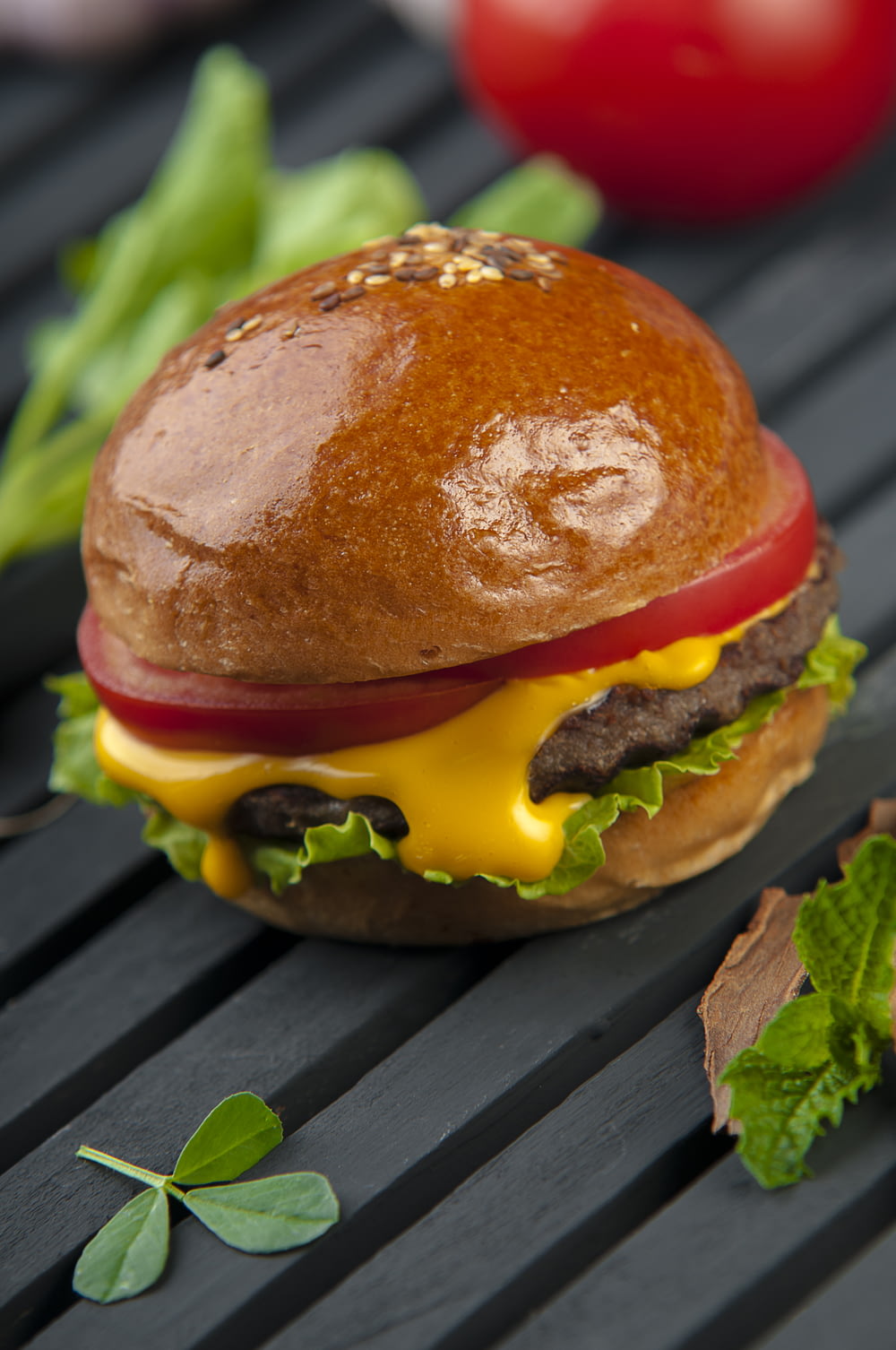 hamburger al formaggio su una superficie di legno