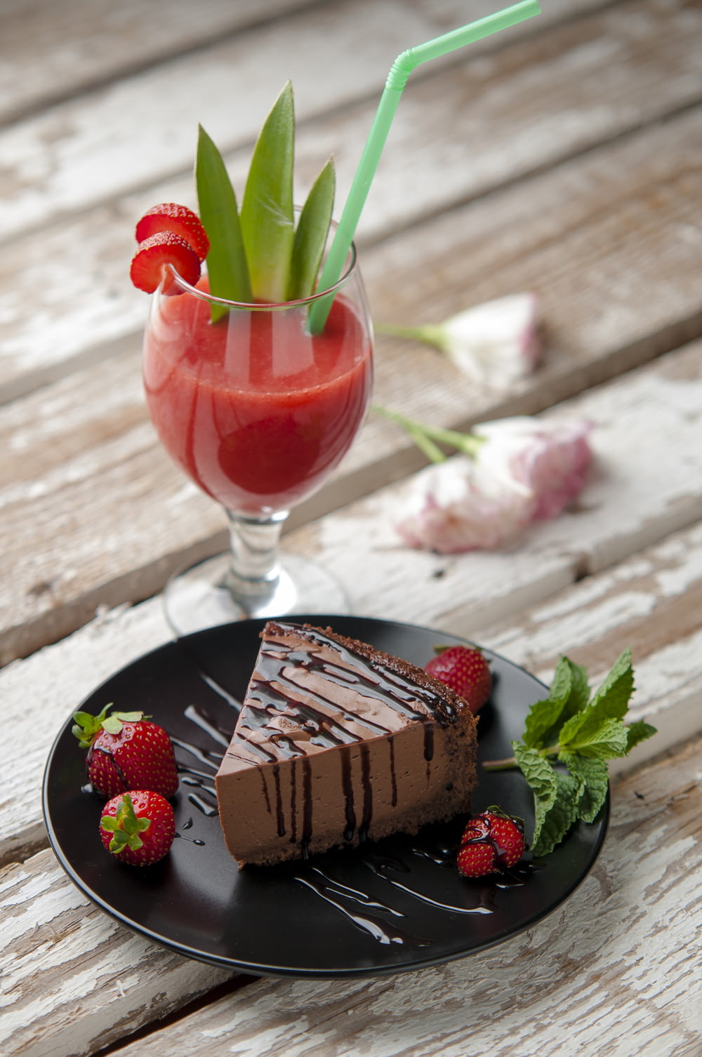 Tarta de chocolate junto a fresas y copa de vino