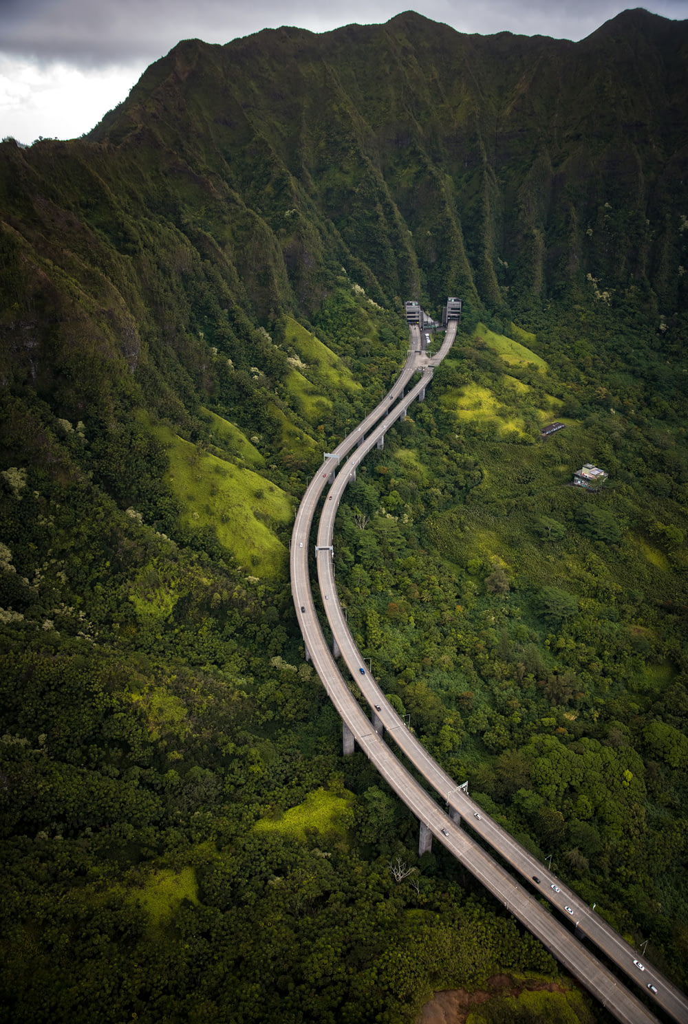Autopista que conduce a la montaña